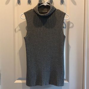 Cashmere sleevless sweater.